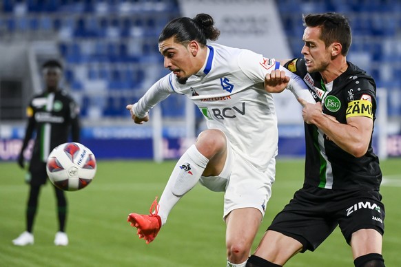 Le milieu lausannois Cameron Puertas, gauche, lutte pour le ballon avec le milieu st-gallois Jordi Quintilla, droite, lors de la rencontre du championnat de football de Super League entre le FC Lausan ...