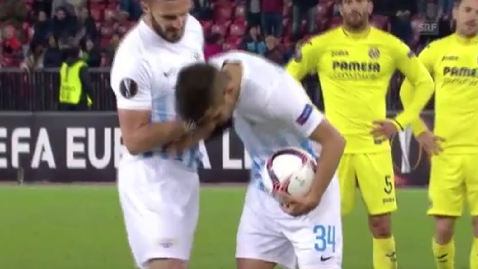 Rodriguez will Sadiku den Ball einfach nicht überlassen.