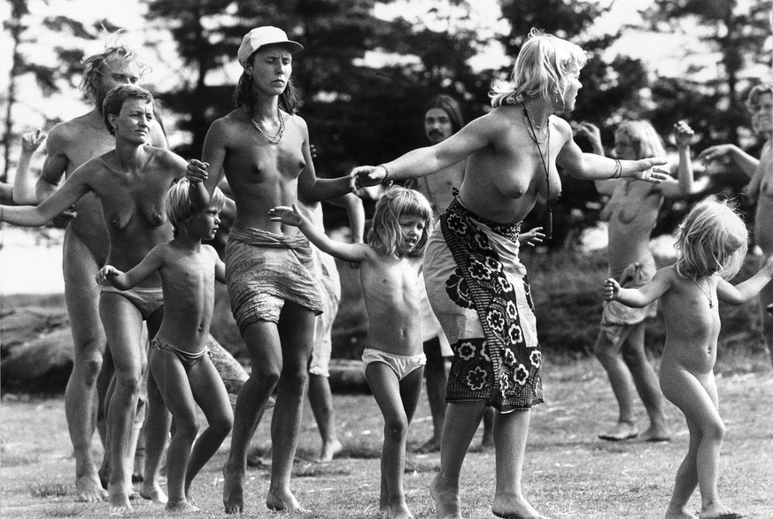 Mitglieder einer Kommune in der alternativen Wohnsiedlung Christiania in Kopenhagen, Daenemark, tanzen mit Kindern, undatierte Aufnahme, wahrscheinlich fruehe 1970er Jahre. (KEYSTONE/EPA/Scanpix Swede ...