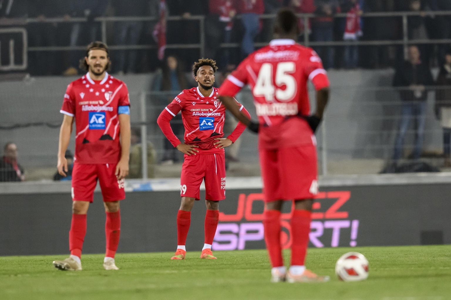 Deception des joueurs valaisans Anto Grgic, gauche, Nathanael Saintini, centre, et Mario Balotelli, droite, lors de la rencontre du championnat de football de Super League entre le FC Sion et le FC St ...