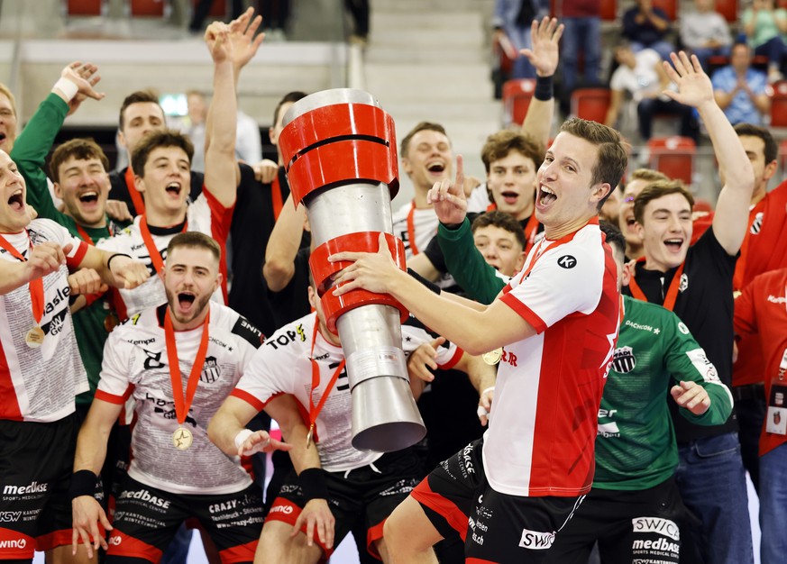 Pfadi Winterthurs Kevin Jud, rechts, jubelt mit seinem Team nach dem Sieg gegen den HSC Suhr Aarau waehrend dem Handball Supercupspiel zwischen Pfadi Winterthur und dem HSC Suhr im Sportzentrum Win4 i ...