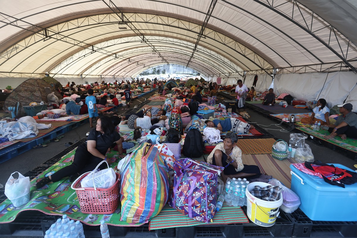 Thai residents who fled homes following clashes between Thai and Cambodian soldiers rest at an evacuation center in Buriram province, Thailand, Monday, Dec. 8, 2025. (AP Photo/Sopa Saelee)
Thailand Ca ...