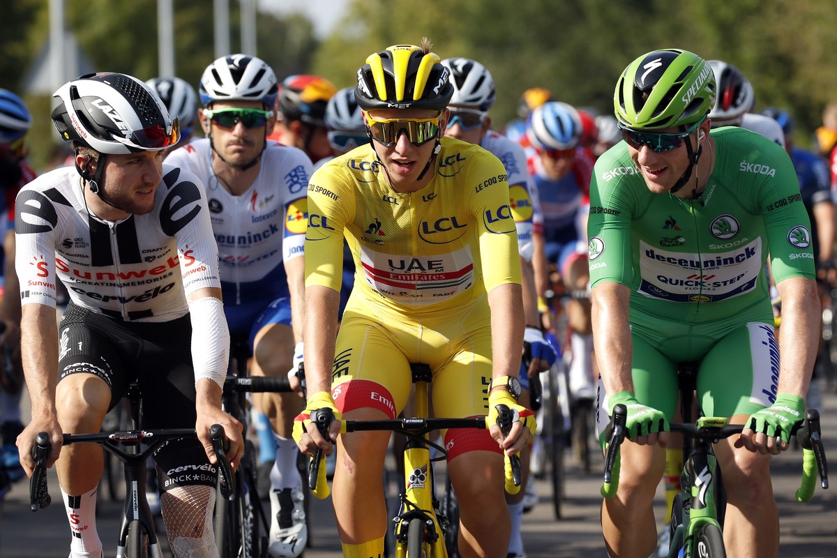 epa08683959 Slovenian rider Tadej Pogacar (C) of UAE-Team Emirates wearing the overall leader's yellow jersey, Irish rider Sam Bennett (R) of Deceuninck Quick-Step wearing the best sprinter' ...