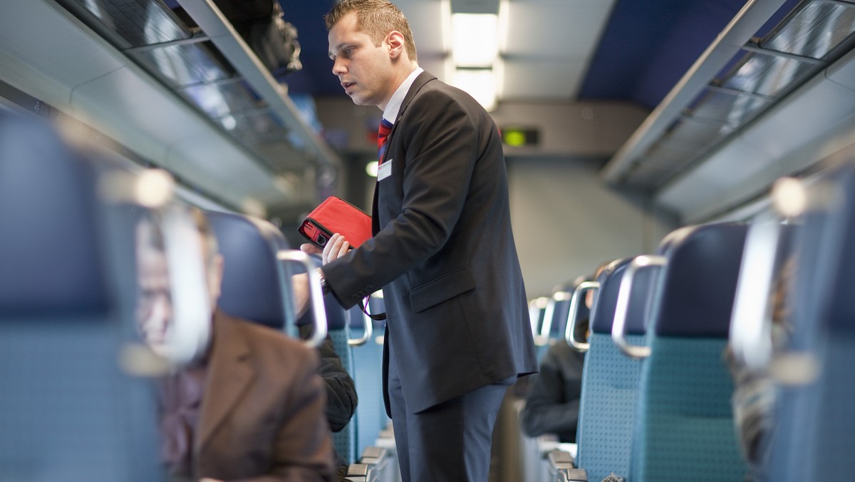 ARCHIVBILD ZUR VERGABE DER FERNVERKEHRSKONZESSIONEN DURCH DAS BAV, AM MONTAG, 23. OKTOBER 2017 - A ticket collector checks the passengers' tickets in an InterCity train of the Swiss Federal Railw ...