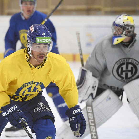 Neuzugang Samuel Guerra, Mitte, aufgenommen im Training des HC Davos, am Donnerstag, 5. September 2019, in Davos. (KEYSTONE/Gian Ehrenzeller)