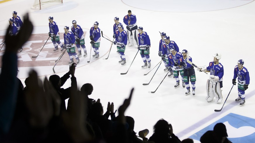 La Chaux-de-Fonds&#039; players cheer their supporters after than the game is cancelled, during the second period of the Swiss Ice Hockey Cup round of 16 round game of between La Chaux-de-Fonds HC and ...