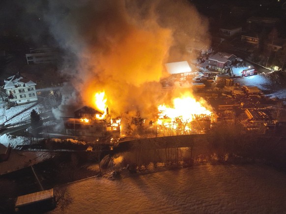 Ein Grossbrand hat in Neu St. Johann SG am 8. Dezember 2023 ein Sägereigebäude und ein angebautes Wohnhaus zerstört.