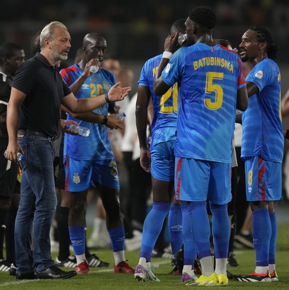 DR Congo&#039;s head coach Sebastien Desabre, centre, speaks with his players during a water break at the African Cup of Nations Round of 16 soccer match between Egypt and DR Congo, at the Laurent Pok ...