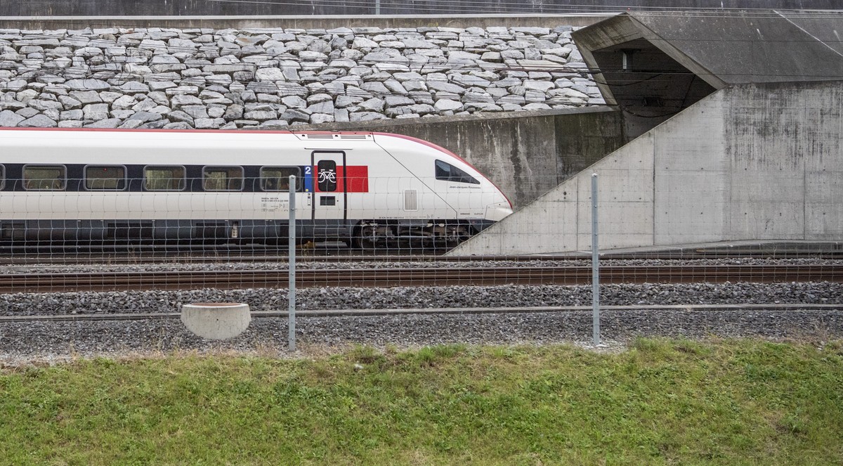 Der erste Personenzug faehrt nach dem Unterbruch durch die Ostroehre in Richtung Sueden in den Gotthard-Basistunnel am Freitag, 29. September 2023 in Erstfeld. Bei der Entgleisung eines Gueterzuges am ...