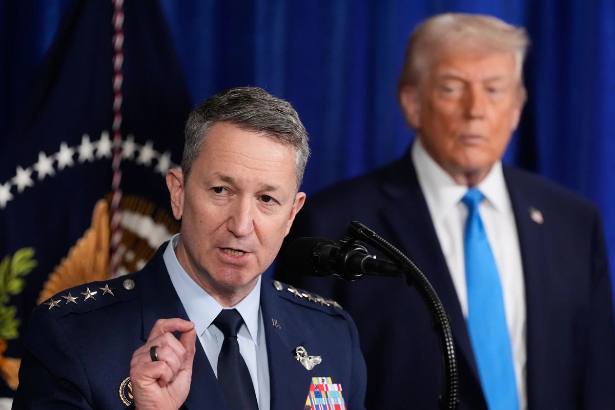 Le chef d'Etat-major Dan Caine et le président Donald Trump lors d'une conférence de presse en janvier à Mar-a-Lago.