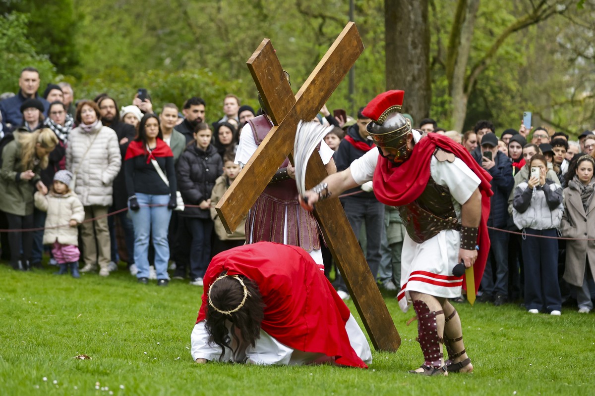 epa12039538 Actors dressed as Jesus Christ and Roman soldiers re-enact the Stations of the Cross during a Good Friday procession in Wuppertal, Germany, 18 April 2025. Around 70 amateur actors in histo ...