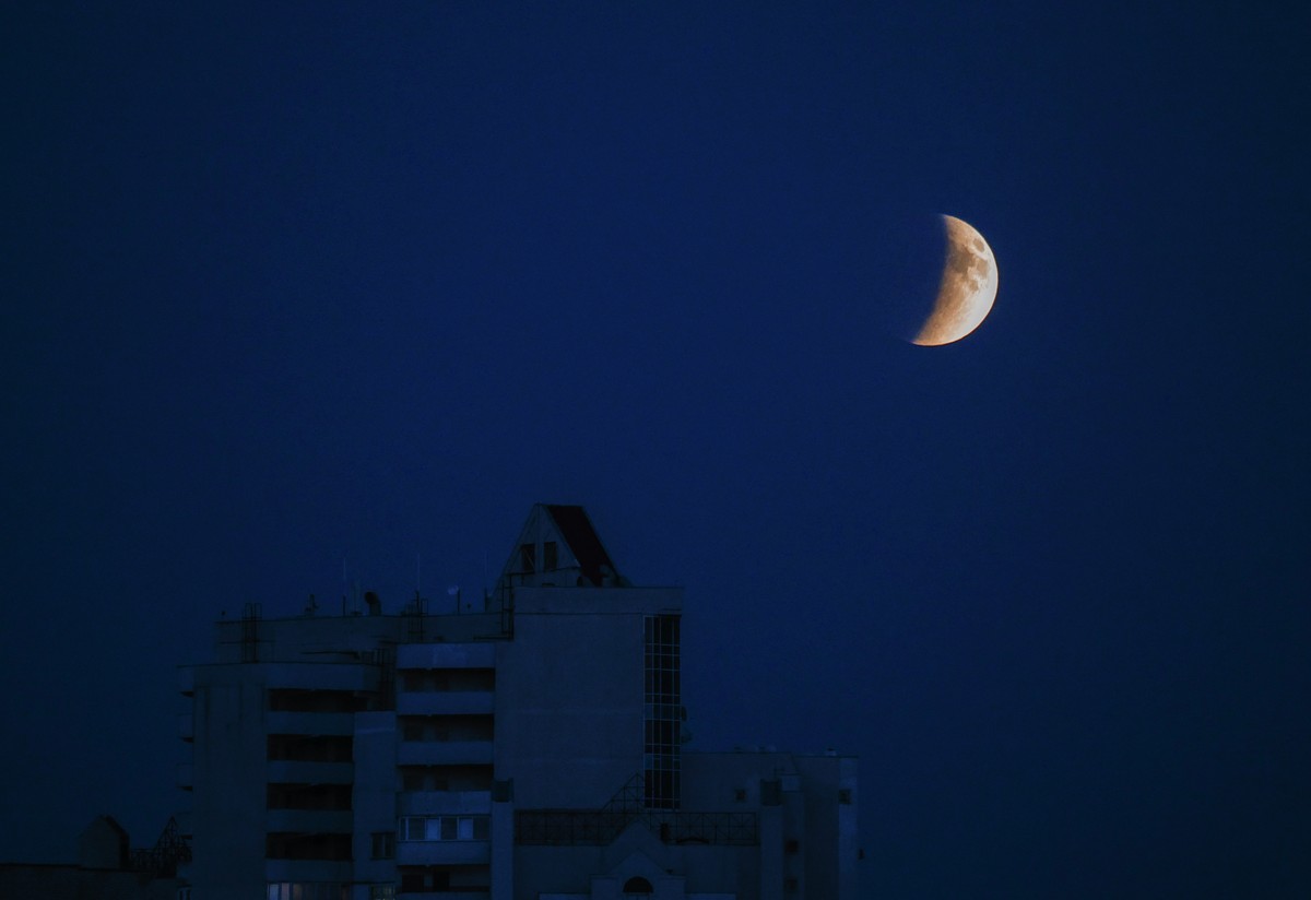 epa12360661 The 'Blood Moon' is seen during a lunar eclipse event in Kyiv, Ukraine, 07 September 2025. Lunar eclipses, the opposite of solar eclipses, happen when the Earth is positioned bet ...