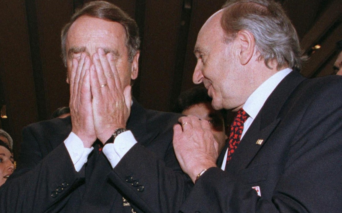 Bundesrat Adolf Ogi (links), Praesident der Olympiakandidatur Sion 2006, verdeckt am Samstag, 19. Juni 1999, in Seoul neben Gilbert Debons, Mitglied der Internationalen Kommission, die Augen, als beka ...