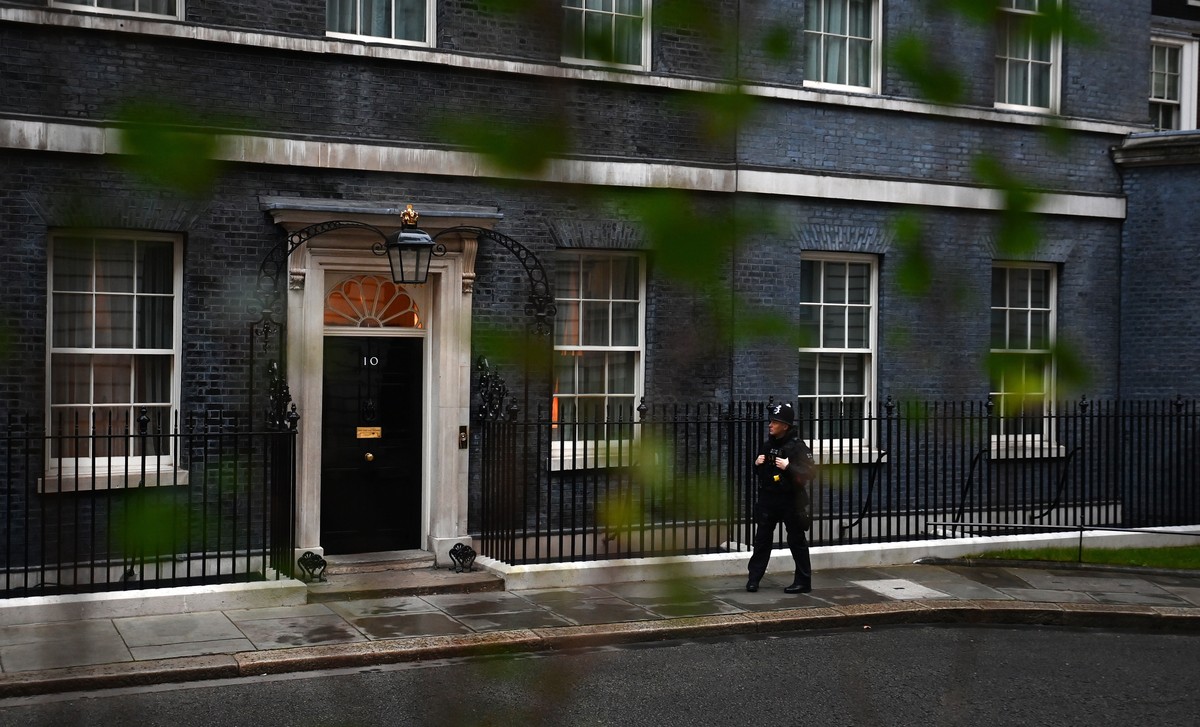 epa09715772 A policeman stands guard outside 10 Downing Street in London, Britain, 29 January 2022. There is growing anger amongst MP's and the public that the Met Police have deliberately delaye ...