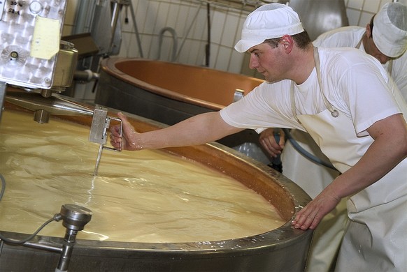 Vor den Augen der Besucher stellt der Käsermeister pro Tag bis zu 48 Gruyère-AOP-Laibe her.