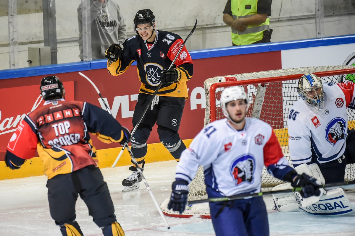 Lugano’s Gregory Hofmann, left, scores 1:0 against Pilsen's Matej Machovsky, right, during the Champions League round of 32 ice hockey match between HC Lugano and HC Plzen, at the ice stadium Res ...