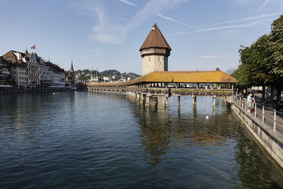 ARCHIV - ZUM KEYSTONE-SDA-TEXT - 30. JAHRESTAG DER EROEEFNUNG DER KAPELLBRUECKE NACH DEM BRAND IM JAHR 1993 - Die Kapellbruecke und der Wasserturm in Luzern, am 16. Juli 2015. (KEYSTONE/Gaetan Bally). ...