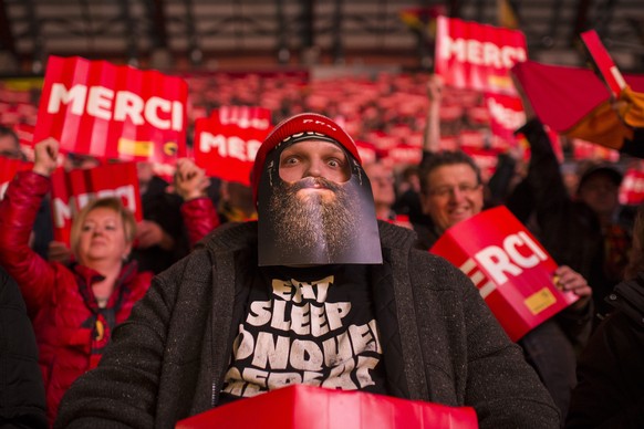 Berner Fans verfolgen das 2. Eishockey Playoff-Finalspiel der National League A zwischen dem SC Bern und dem HC Lugano, am Dienstag, 5. April 2016, in der PostFinance-Arena in Bern. (KEYSTONE/Ennio Le ...