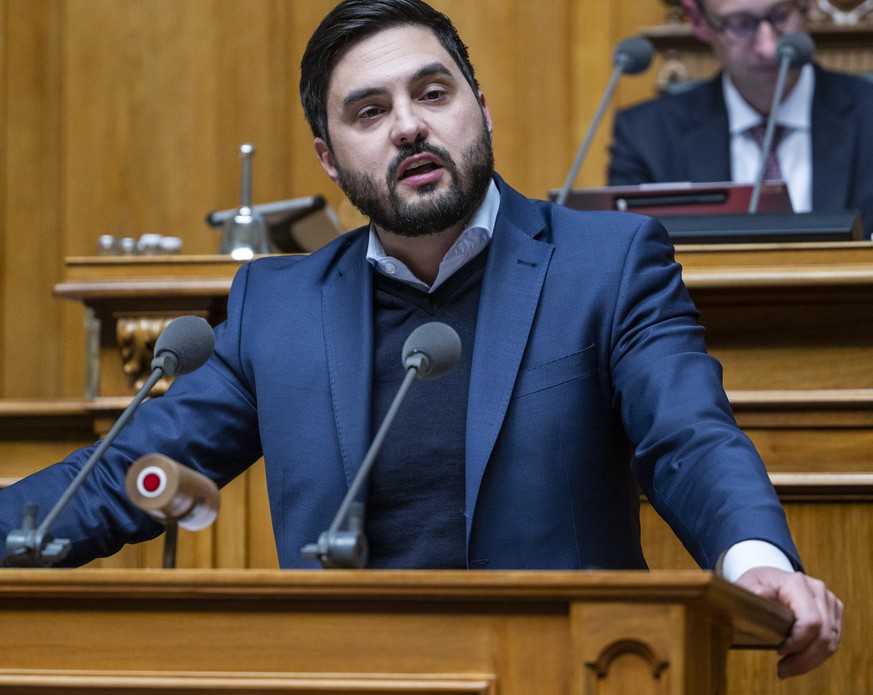 SP Kopraesident Cedric Wermuth, AG, links, spricht vor Nationalratspraesident Martin Candinas, Mitte-GR, an der ausserordentlichen Session der Eidgenoessischen Raete, am Dienstag, 11. April 2023 im Na ...