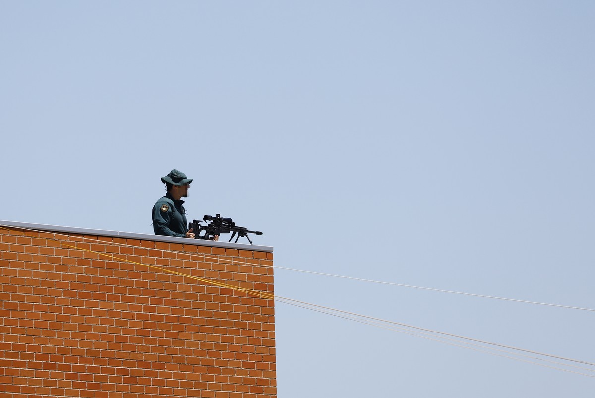 epa10038445 A Spanish security forces' sniper stands guard on a roof ahead of the arrival of World leaders for NATO Summit at the Spanish army base in Torrejon de Ardoz, Madrid, Spain, 28 June 20 ...