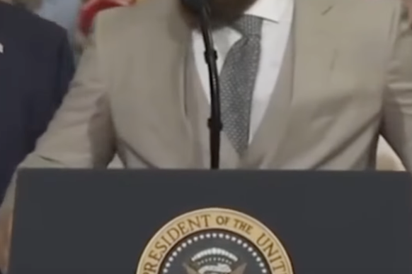 Jake Pauls Schweissflecken.