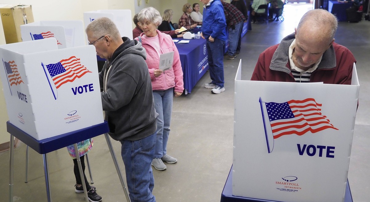 October 16, 2024, Sioux City, Iowa, USA: Residents of Woodbury County, Iowa early vote at the Long Lines Family Rec Center Wednesday Oct. 16, 2024 for the 2024 general election or presidential electio ...