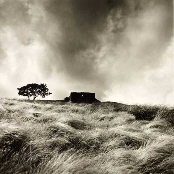 TOP WITHENS Top Withens, Haworth, Yorkshire. Photographie par Fay Godwin 1931-2005 en 1977. Credit : Collection British Library/KHARBINE-TAPABOR. *** TOP WITHENS Top Withens, Haworth, Yorkshire Photog ...