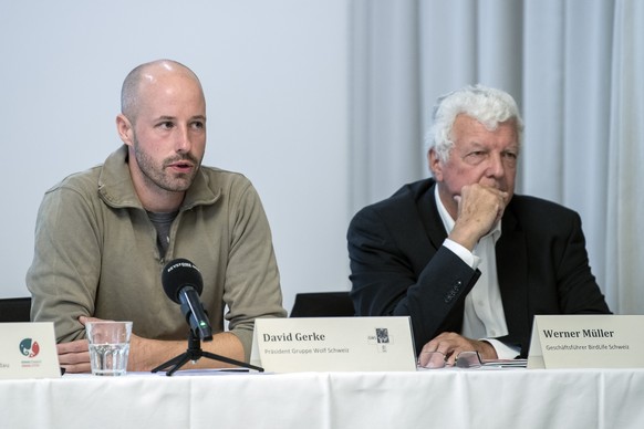 David Gerke, Praesident Gruppe Wolf Schweiz und Werner Mueller, Geschaeftsfuehrer BirdLife Schweiz, von links, sprechen bei der Lancierung des Referendums gegen das revidierte Jagd- und Schutzgesetz,  ...