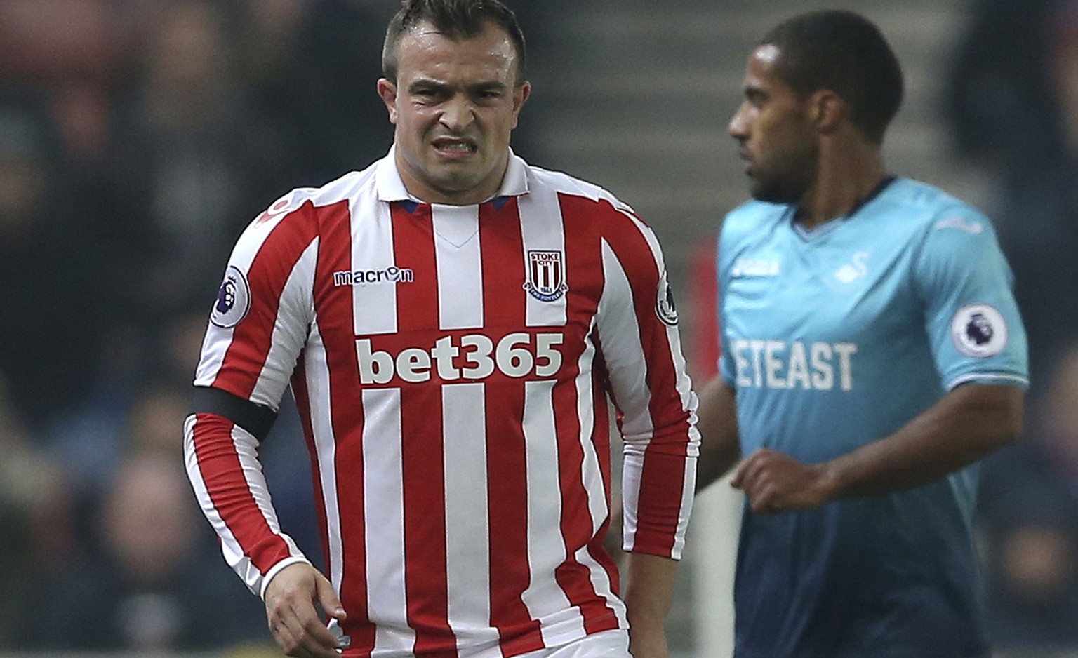 31.10.2016; Stoke-on-Trent; Fussball Premier League - Stoke City - Swansea City; Xherdan Shaqiri (Stoke) verlaesst verletzt das Spielfeld. 
(Simon Bellis/Zuma Press/freshfocus)