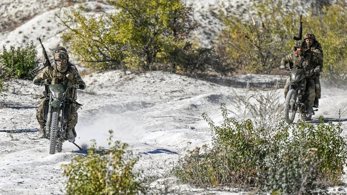 Des soldats russes s'entraînent à mener des attaques à moto (photo d'archive): le mauvais équipement est l'une des principales causes de désertion.