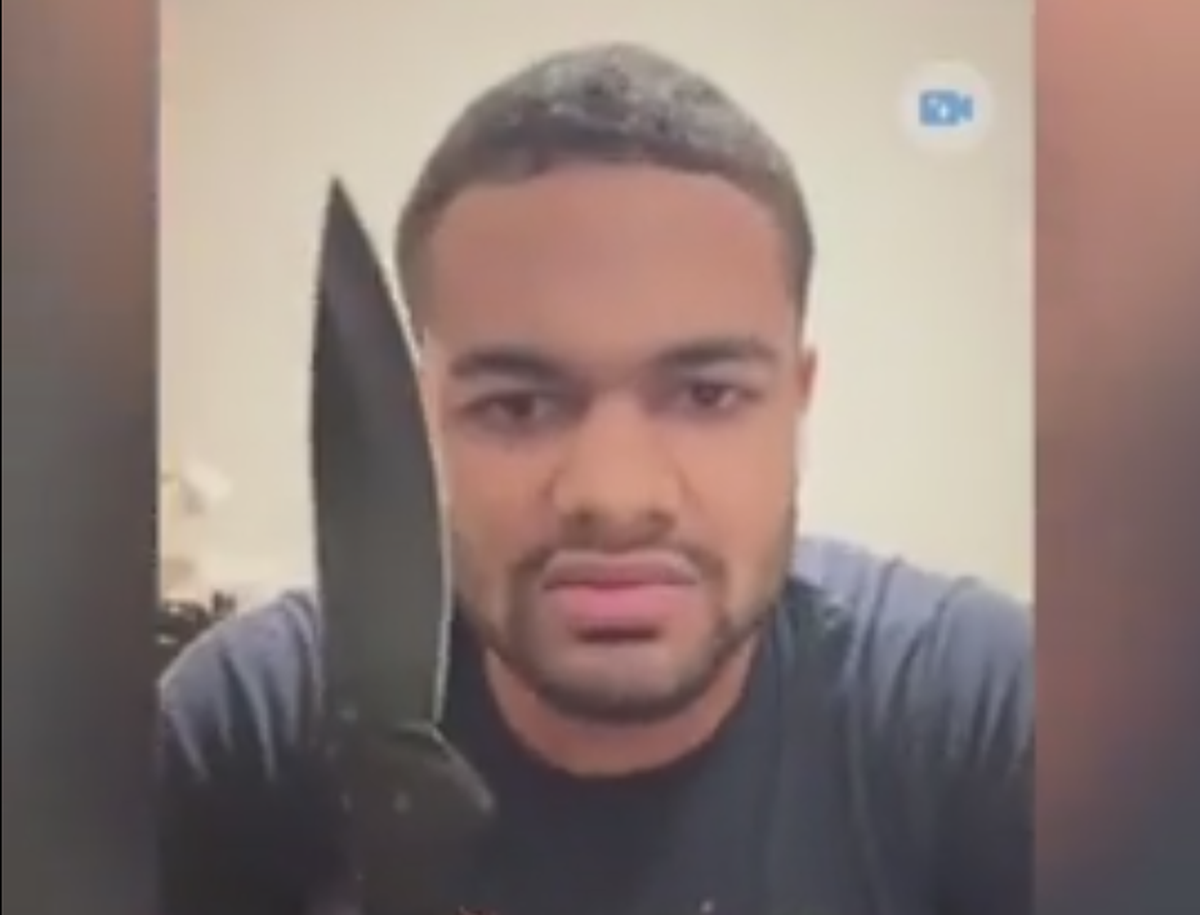 Brian Keller im "Gespräch", er zeigt sein Messer.