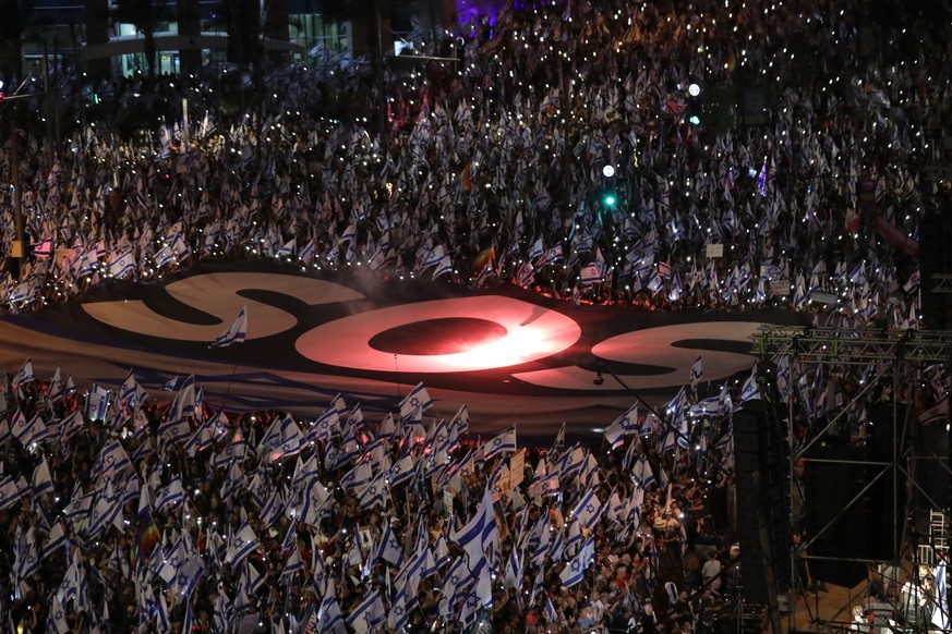 epa10748435 Anti-government protesters take part in a rally against the Israeli government&#039;s justice system reform plans in Tel Aviv, Israel, 15 July 2023. Mass protests continue across the count ...