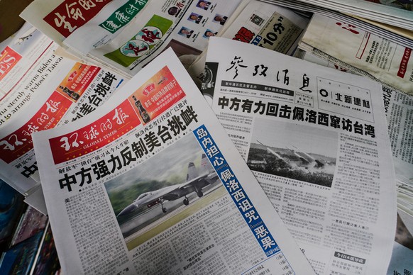 epa10105068 Reports in Chinese newspapers of U.S. House of Representatives Speaker Nancy Pelosi&#039;s visit to Taiwan are displayed at a newsstand in Beijing, China, 04 August 2022. China responded t ...
