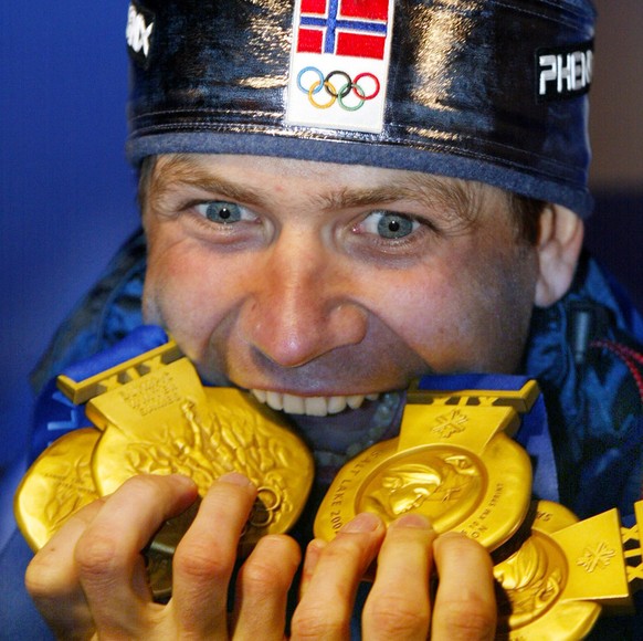 JAHRESRUECKBLICK 2002 - SPORT - OLYMPISCHE WINTERSPIELE, OLE EINAR BJOERNDALEN, GOURMANT: Norway's Ole Einar Bjoerndalen bittes four gold medals he won in the 2002 Winter Olympic Games during a medal  ...