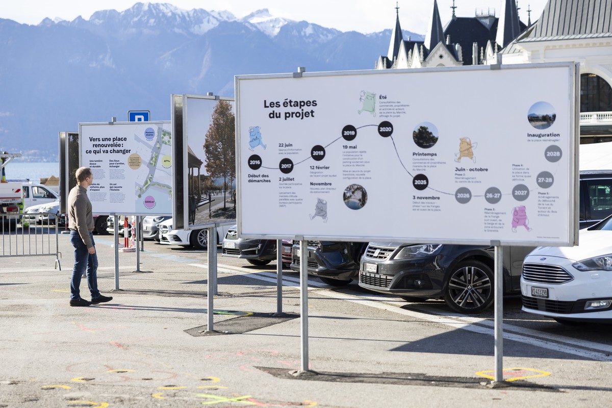 Une personne regarde une affiche qui explique les changement qui seront apportes a la place du Marche lors du lancement officiel du chantier de reamenagement de la place du Marche (Grande Place) de Ve ...
