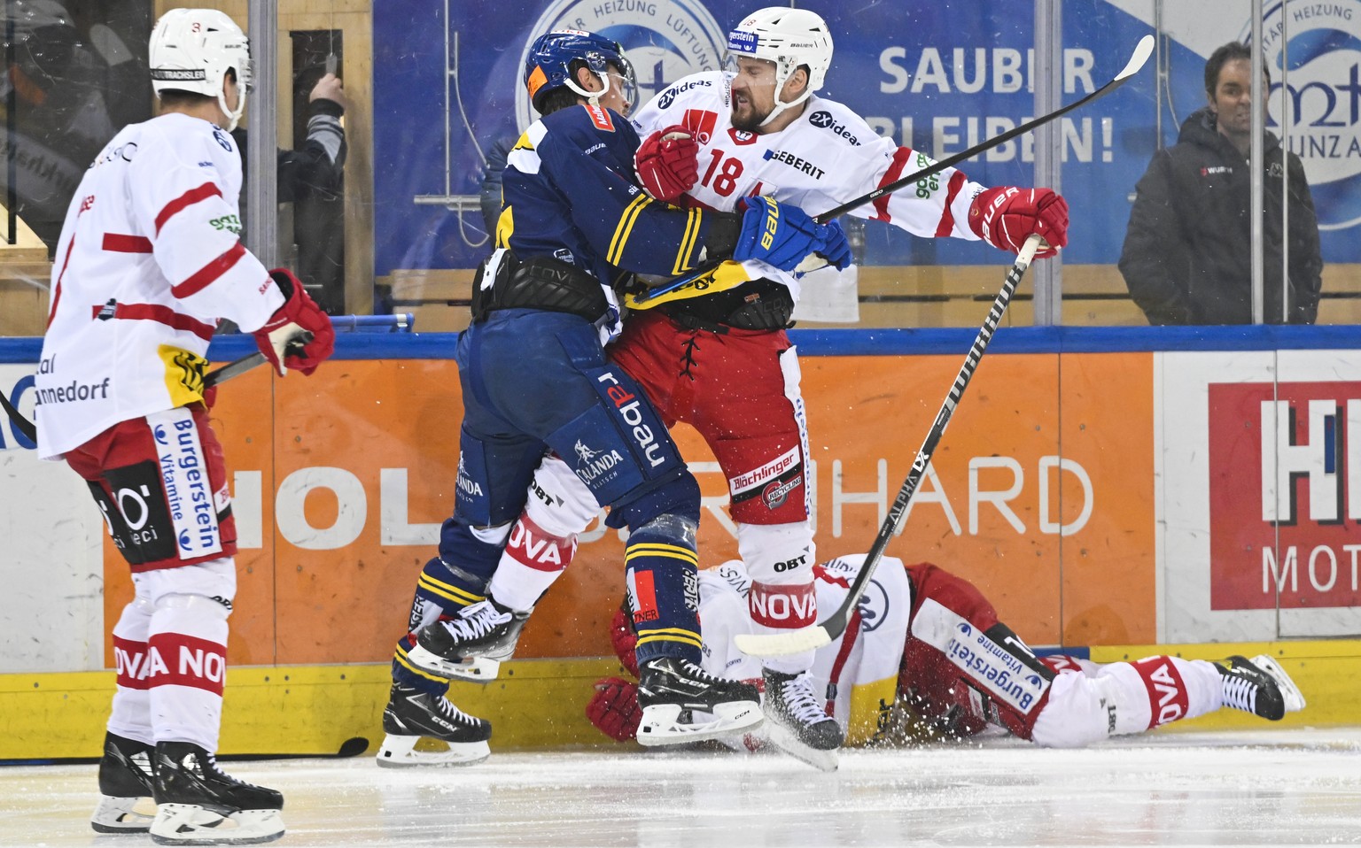 SC Rapperswil-Jona Lakers Jeremy Wick, Mitte, knoepft sich Davos&#039; Magnus Nygren, links, vor, nachdem dieser SC Rapperswil-Jona Lakers Sandro Forrer gecheckt hat, in Spiel 4 des Playoff 1/4 Final  ...