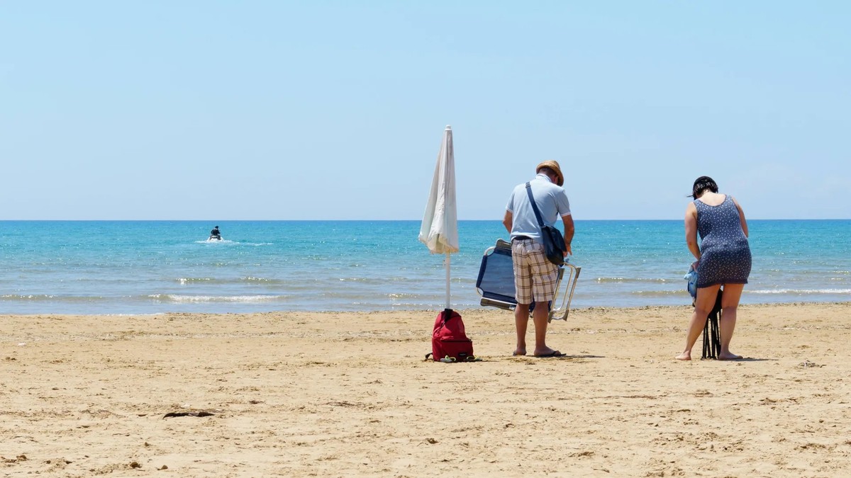 Laisser un parasol sur la plage pour marquer sa place peut entraîner une lourde amende en Italie. (photo d'illustration)