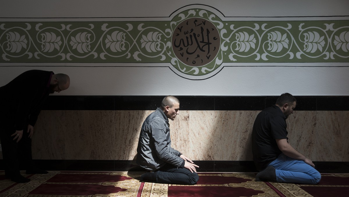 Muslime beten in der neu eroeffneten Moschee im Haus der Religionen, am Sonntag, 26. April 2015, in Bern. (KEYSTONE/Peter Klaunzer)