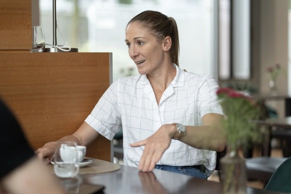 Daniela Ryf im Gespräch mit den Sportredaktoren Simon Häring und Etienne Wuillemin.