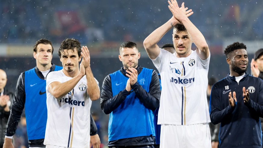 FC Zuerichs Lindrit Kamberi, links, und Mirlind Kryeziu bedanken sich bei den Fans nach dem Fussball Meisterschaftsspiel der Super League zwischen dem FC Basel und dem FC Zuerich am Samstag, 30. Maerz ...