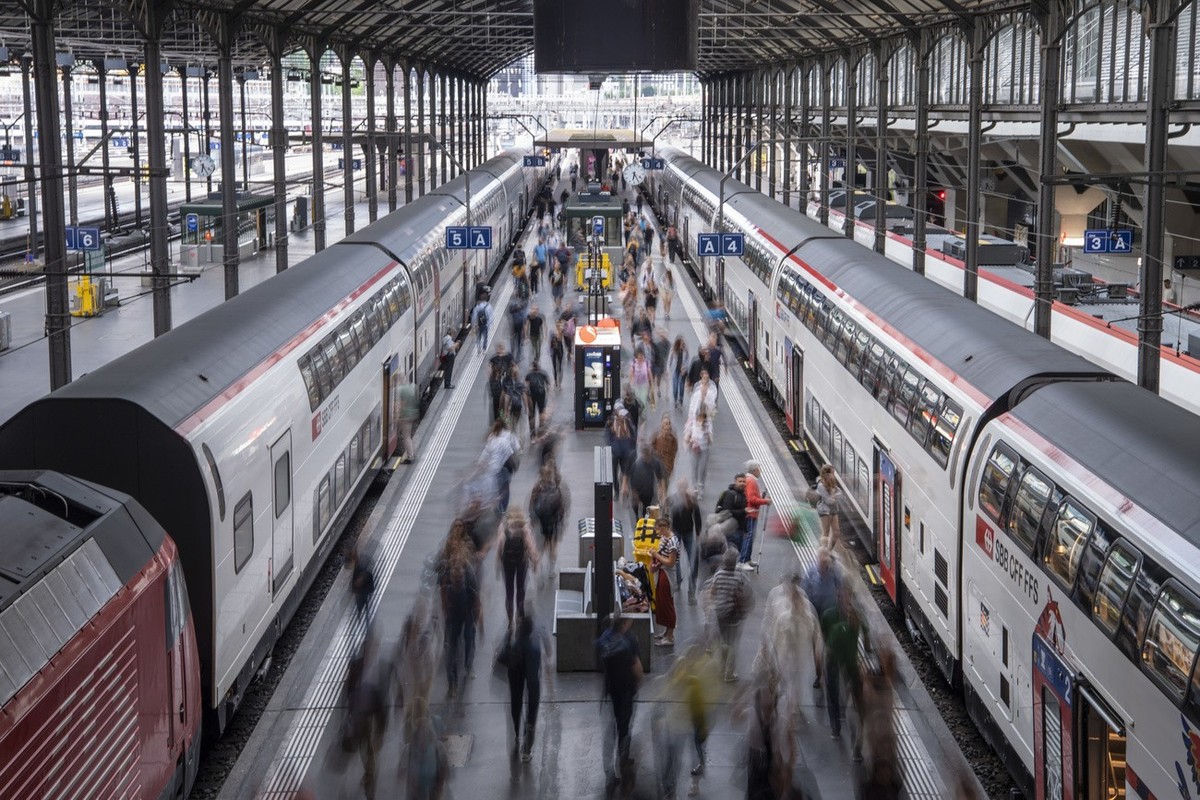 Eine Uebersicht auf ein Perron mit angekommenen Zugsreisenden am Bahnhof Luzern am Donnerstag, 15. Juni 2023 in Luzern. (KEYSTONE/Urs Flueeler).