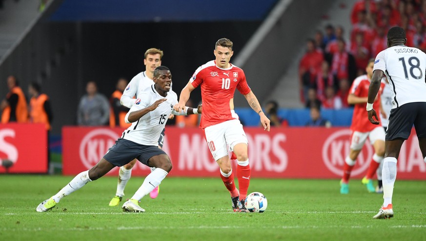 Wer Frankreich einen Punkt abluchst braucht auch vor Deutschland keine Angst zu haben: Granit Xhaka im Zweikampf mit Paul Pogba.