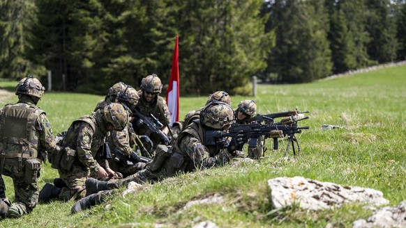 Des soldats de l&#039;armee suisse participe a un exercice a munitions reelles sur des cibles sur la place d&#039;armes aux Pradieres, lors d&#039;un exercice de l&#039;armee suisse de grande ampleur, ...