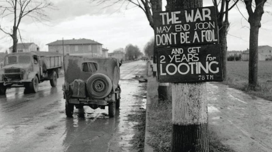 Das Problem muss der alliierten Führung bekannt gewesen sein. Dieses Schild warnte die Soldaten: «Der Krieg könnte bald enden. Sei kein Narr und bekomme 2 Jahre für Plündern.»