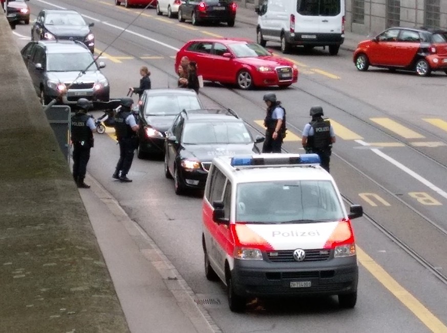 Grosskontrolle am Zürcher Hirschengraben nach Überfall.