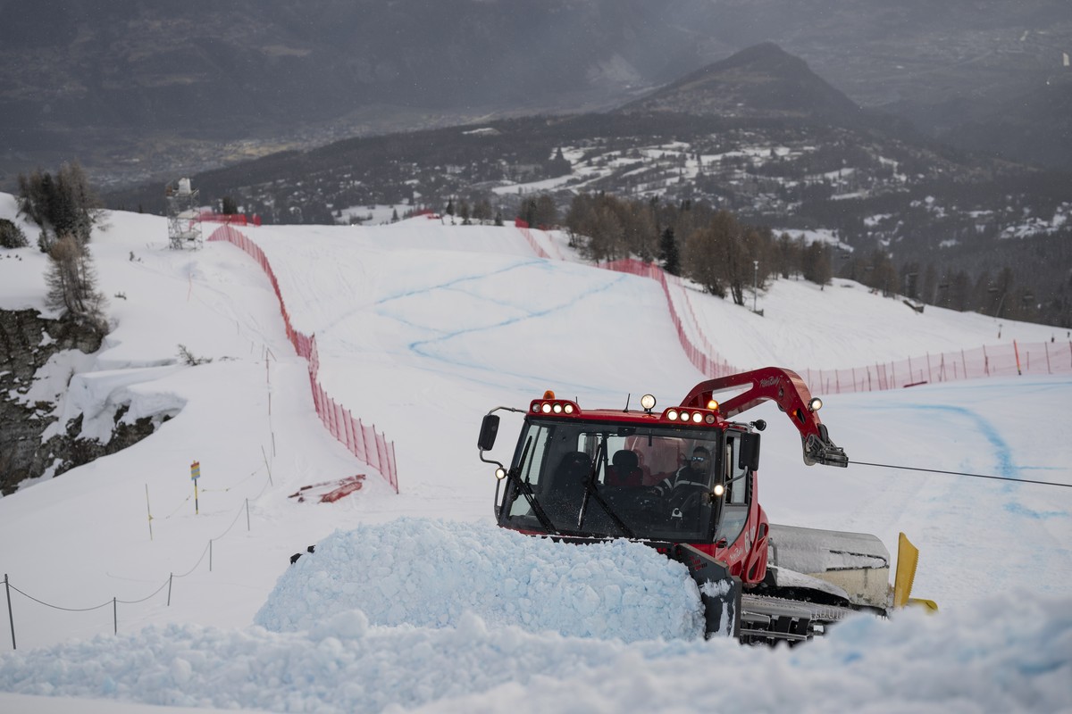 Gesichtert durch ein 1200 Meter langes Stahlseil, praepariert Pistenbullyfahrer David Fernandes den Start der Abfahrtspiste Mont Lachaux, wo vom 16. - 18. Februar zwei Abfahrten und ein Super-G des Fr ...