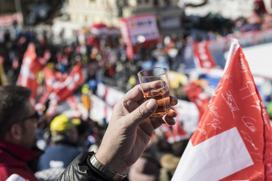 Spectators have a glass of wine during the women&#039;s Super-G race of the FIS Alpine Skiing World Cup, in Crans-Montana, Switzerland, Saturday, February 25, 2017. (KEYSTONE/Alessandro della Valle)