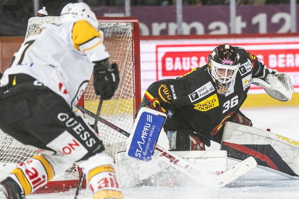Linus Omark (HCL),links, kaempft um den Puck mit Torhueter Adam Reideborn (SCB),rechts, im Eishockey Meisterschaftsspiel der National League zwischen dem SC Bern und dem HC Lugano, am Freitag, 24. Okt ...