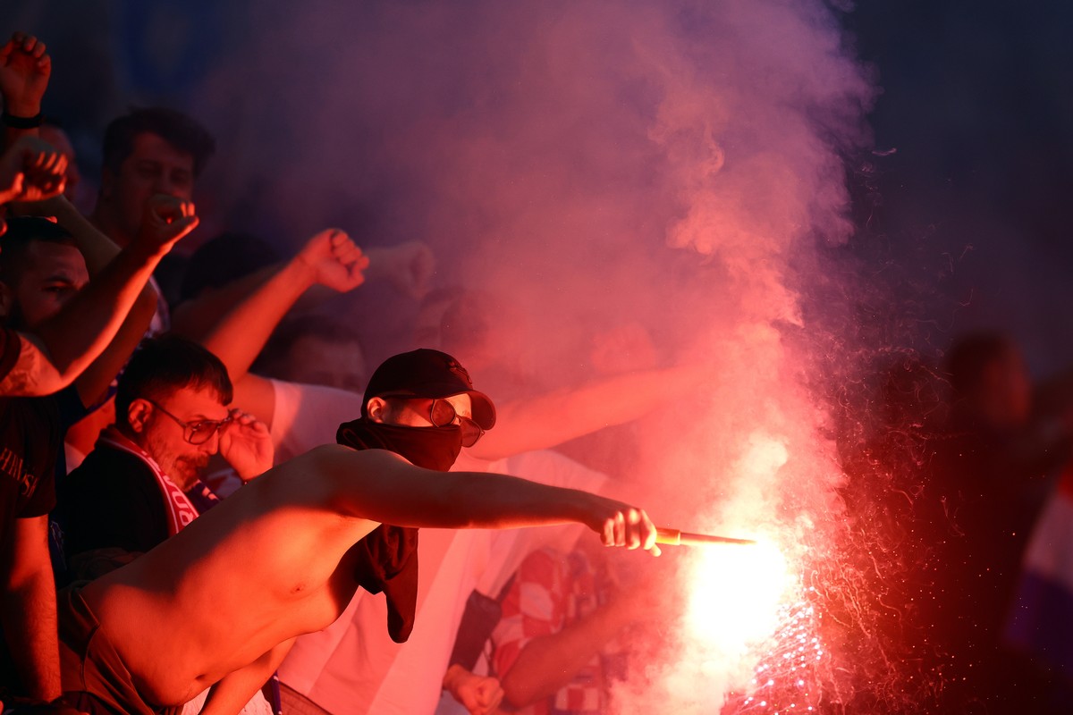 epa11435169 Fans of Croatia light flares during the UEFA EURO 2024 group B soccer match between Croatia and Italy, in Leipzig, Germany, 24 June 2024. EPA/FILIP SINGER