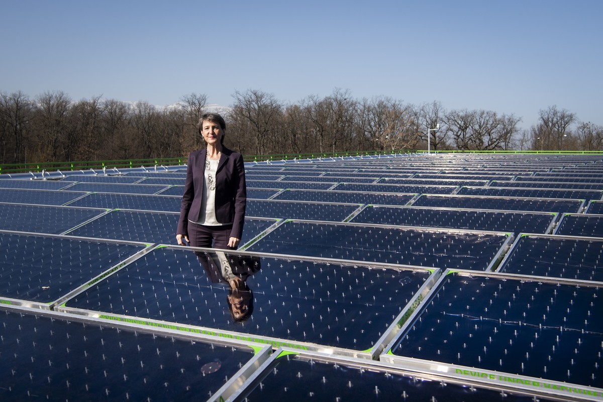 La conseillere federale Simonetta Sommaruga pose lors de l'inauguration de la centrale solaire thermique SIG SolarCAD II le jeudi 25 fevrier 2021 au Lignon pres de Geneve. (KEYSTONE/Jean-Christop ...
